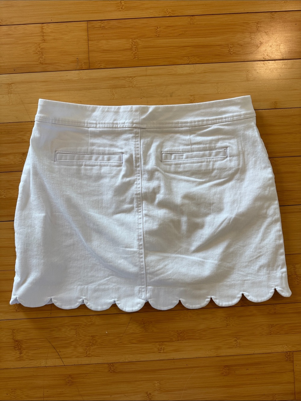 Lilly Pulitzer White Scallop-Hem Skort with Gold Button - Picture 4 of 5